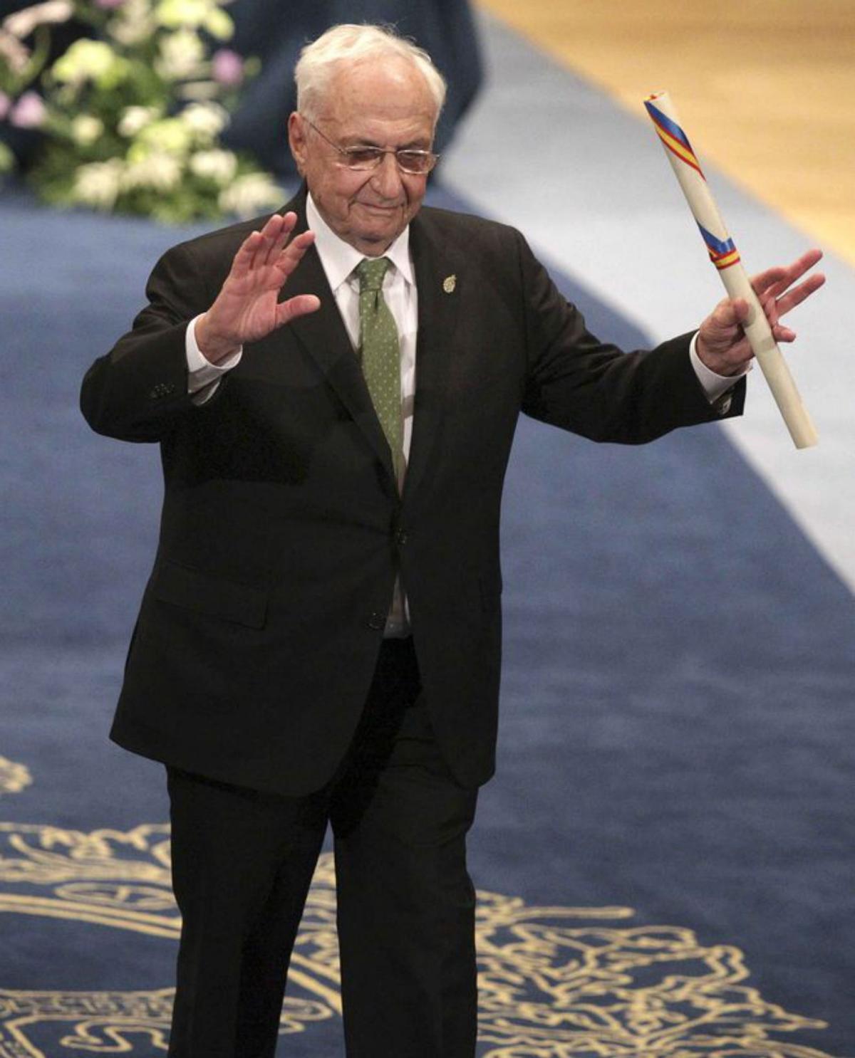 Frank Gehry, en el Campoamor, en 2014, en la ceremonia de entrega de los «Príncipe de Asturias».  | JOSÉ LUIS CEREIJIDO