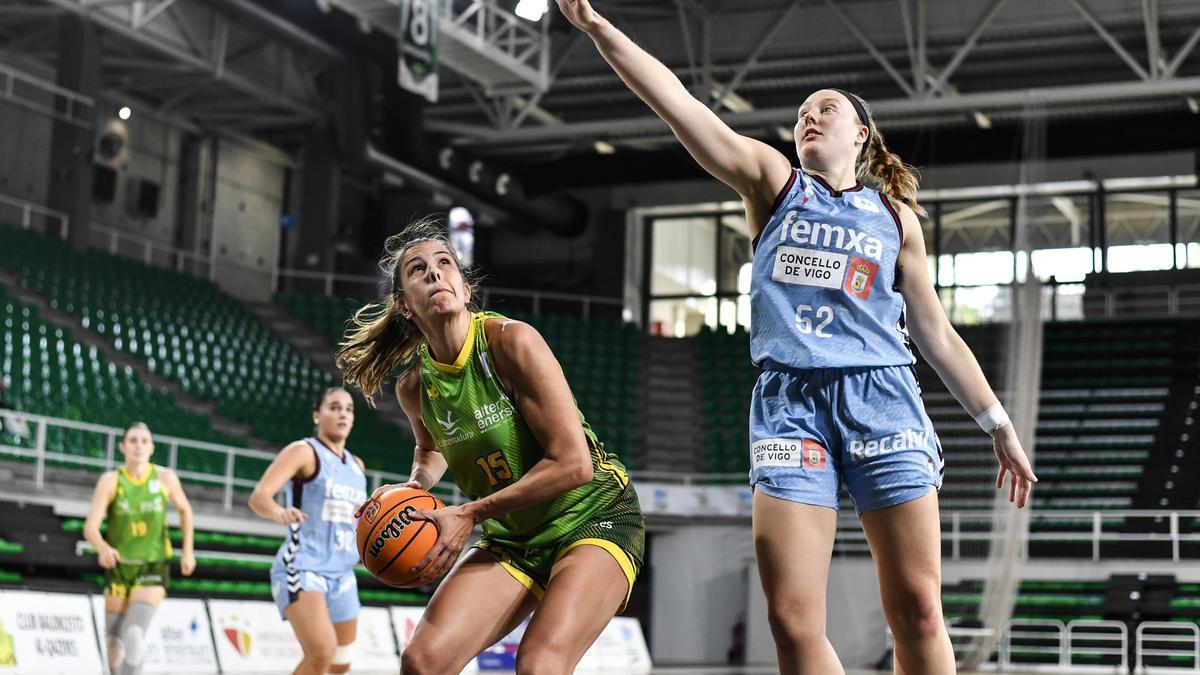 Lucía Méndez amaga antes de lanzar.