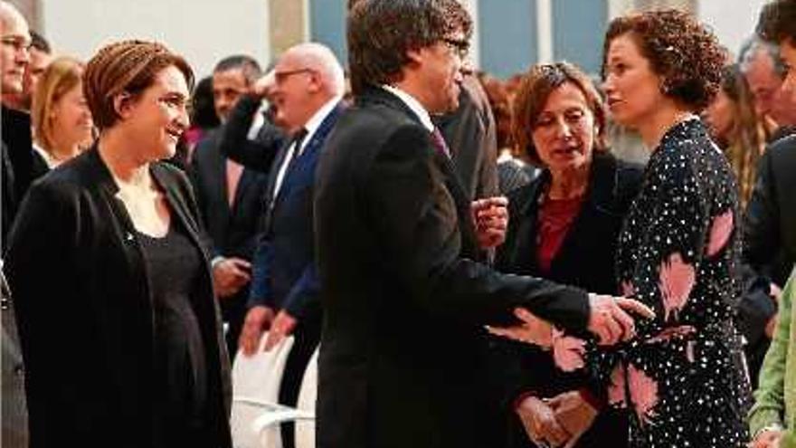 Colau, Puigdemont i Forcadell durant l&#039;homenatge a Muriel Casals el passat dijous.