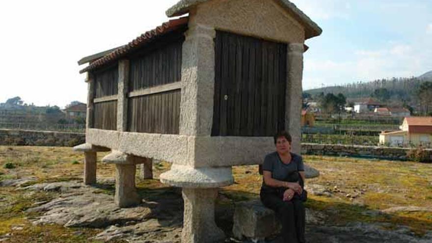 Beatriz de la Torre junto a un hórreo de la zona de Arbo (Pontevedra).