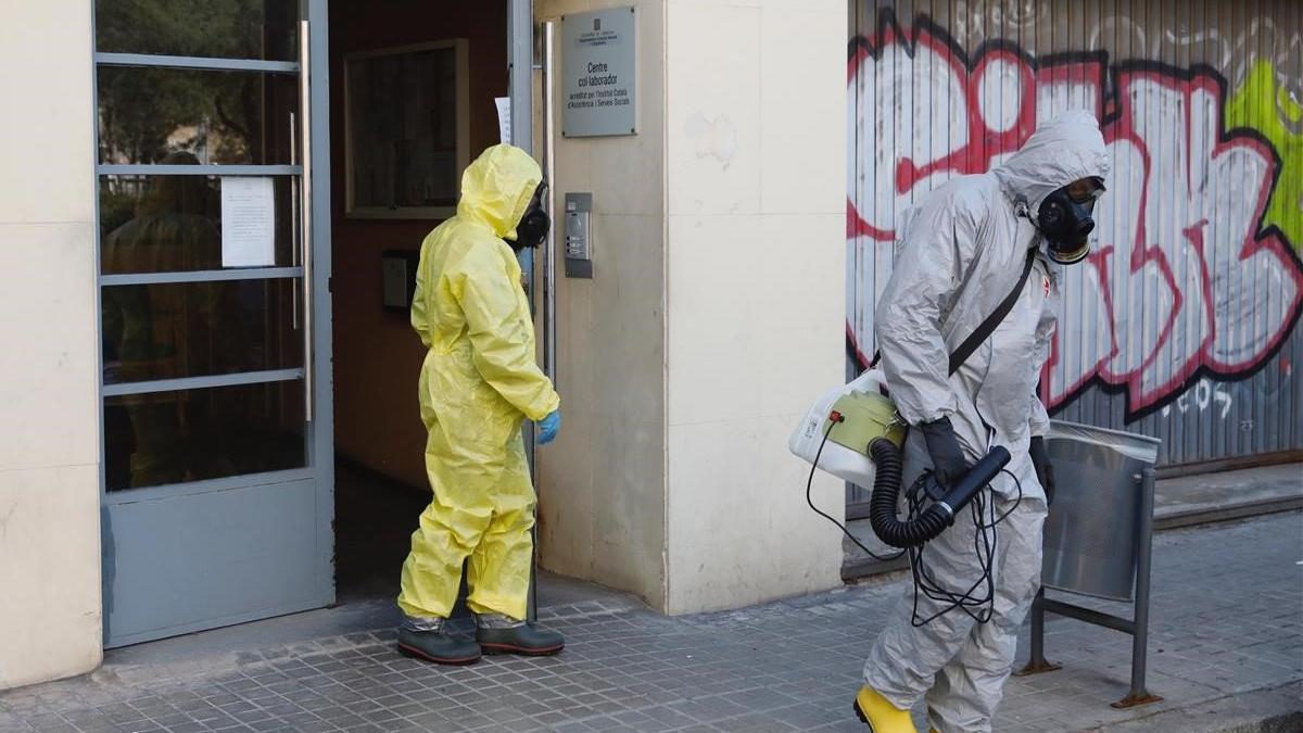 coronavirus. La UME desinfecta la residencia geriátrica Jericó de L'Hospitalet