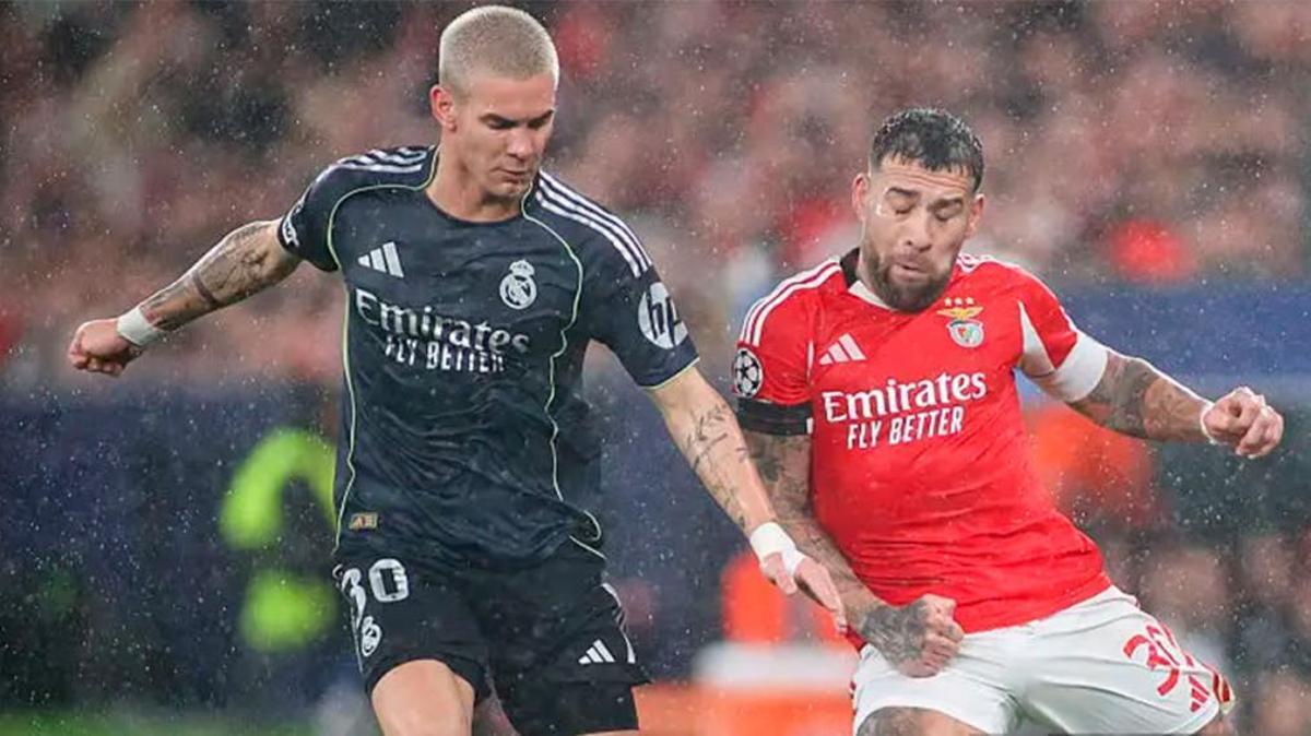 Matantuono pugnando con Otamendi en el duelo en Da Luz