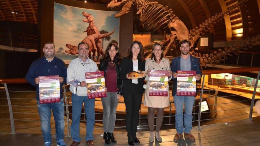 Representantes de Asturhongo, de la Comarca de la Sidra, del Ayuntamiento de Colunga y de los hosteleros, ayer, en el Museo del Jurásico de Asturias.