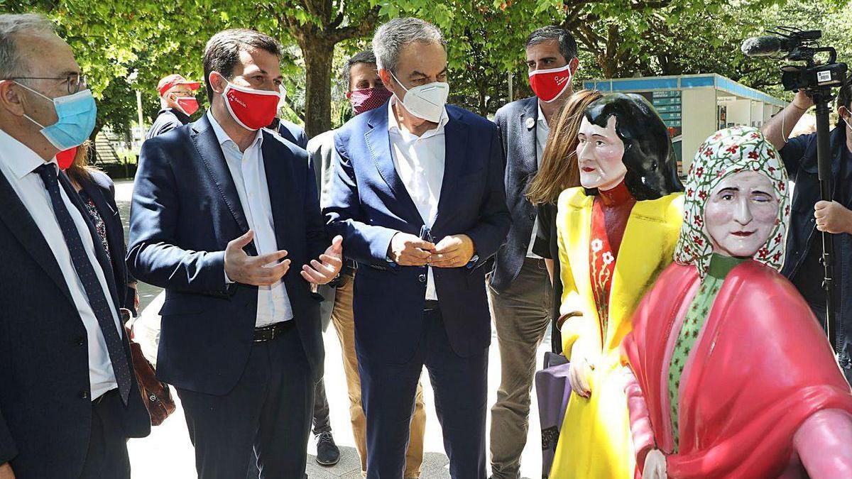 Zapatero junto a Gonzalo Caballero y el alcalde de Santiago, Sánchez Bugallo, en la Alameda.