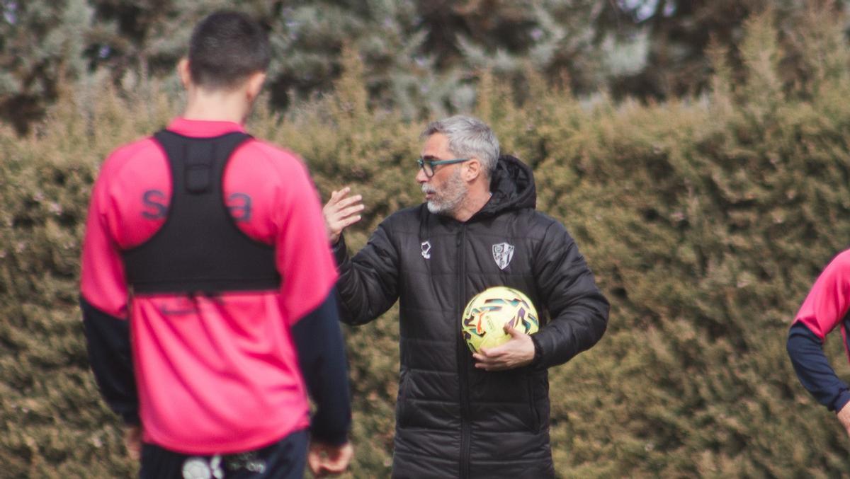 Jon Pérez 'Bolo' da indicaciones durante un entrenamiento en la Base Aragonesa.