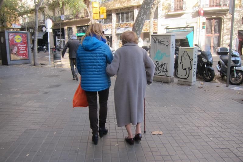 Una cuidadora con una anciana