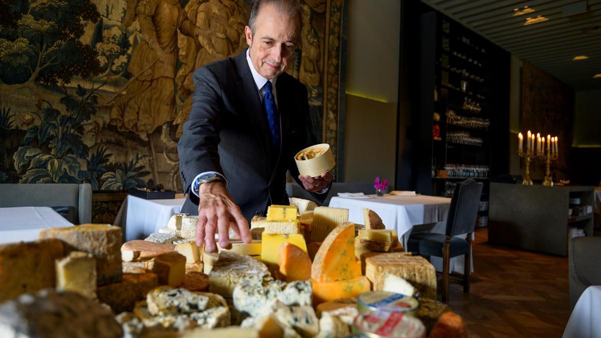 Toni Gerez, con el carro de quesos de Castell Peralada Restaurant.