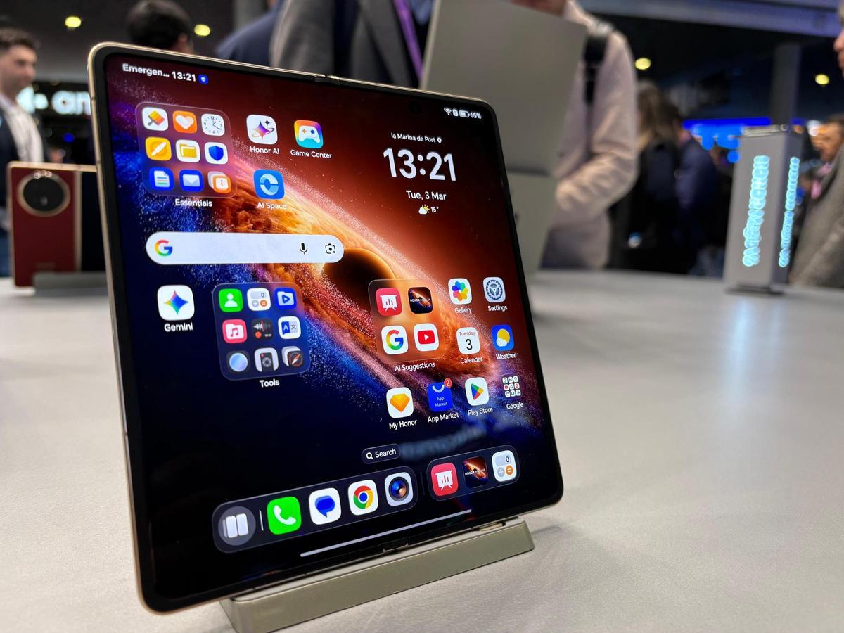 El móvil plegable Magic V6 de Honor, expuesto en el MWC 2026.
