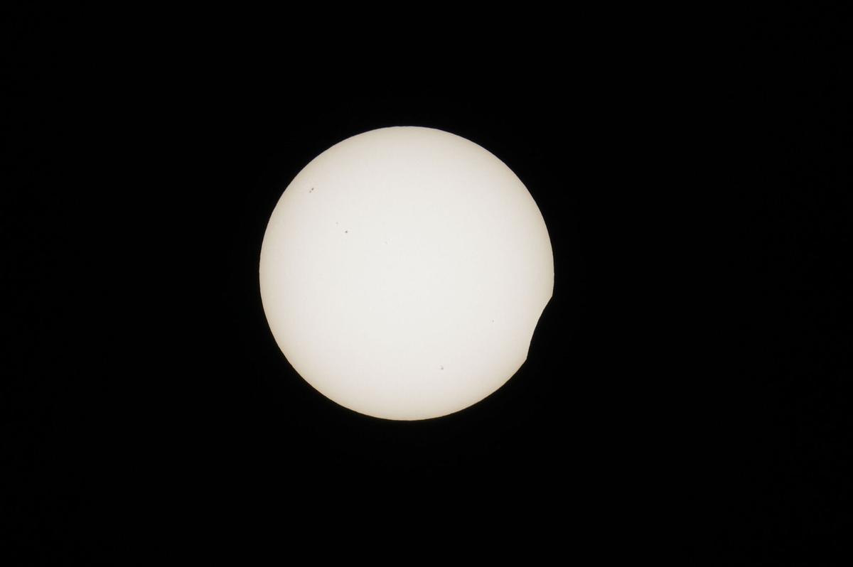 Comienzo del eclipse solar en la playa de Riazor en Coruña, este miércoles. Comienzo del eclipse solar en la playa de Riazor en Coruña, este miércoles.
