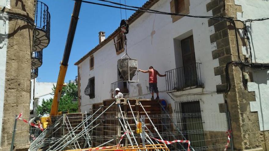 Los cajones de metal aguantan los puntales. | A. P. F.