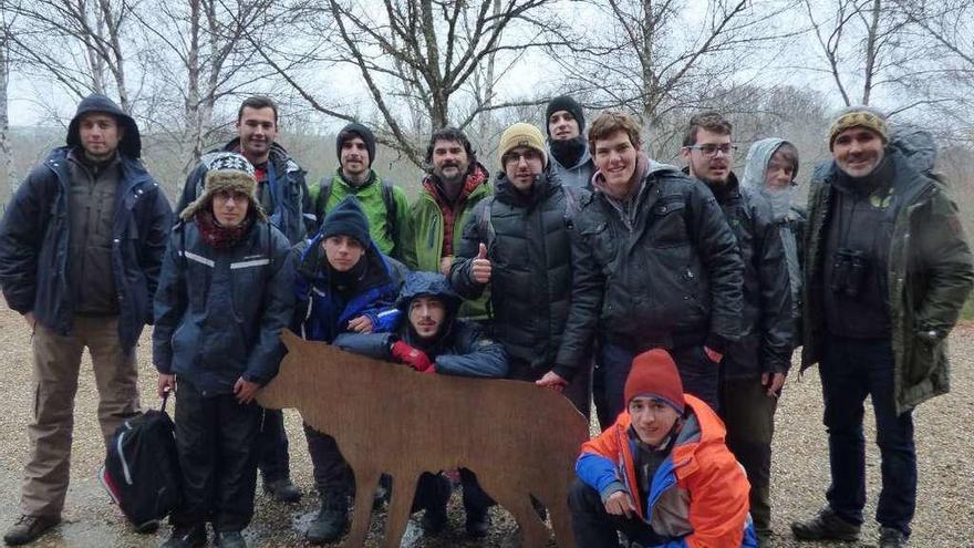 Un grupo de jóvenes en una reciente visita a la Culebra para observar el lobo.