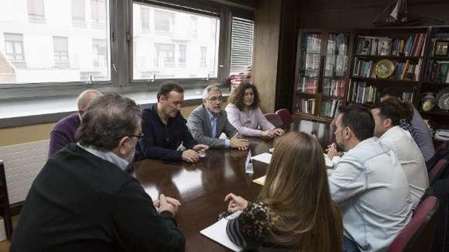 Gaspar Llamazares (cuarto por la izquierda) durante la reunión con UGT y CC OO.