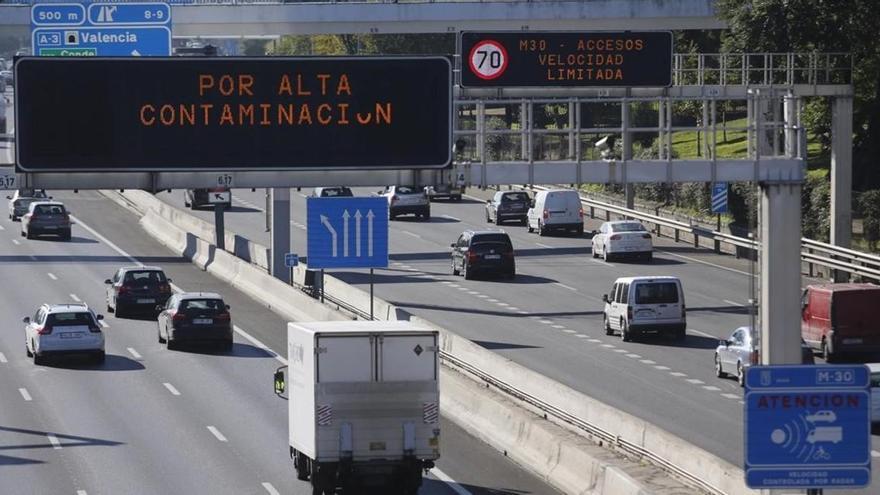 La DGT lo advierte: multas de 200 euros si adelantas así por este carril