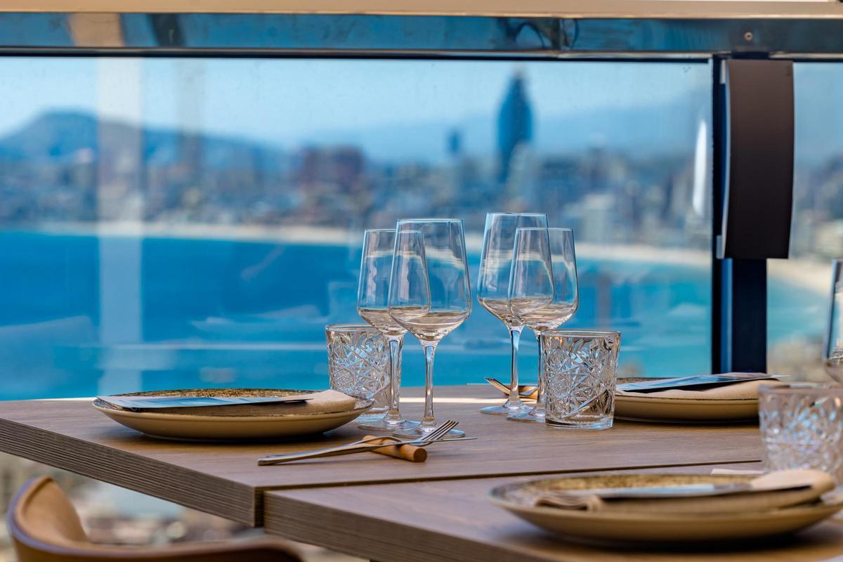 Cocina de altura en Benidorm. Menjars de la Terra en el restaurante Belvedere Cocina de altura en Benidorm. Menjars de la Terra en el restaurante Belvedere