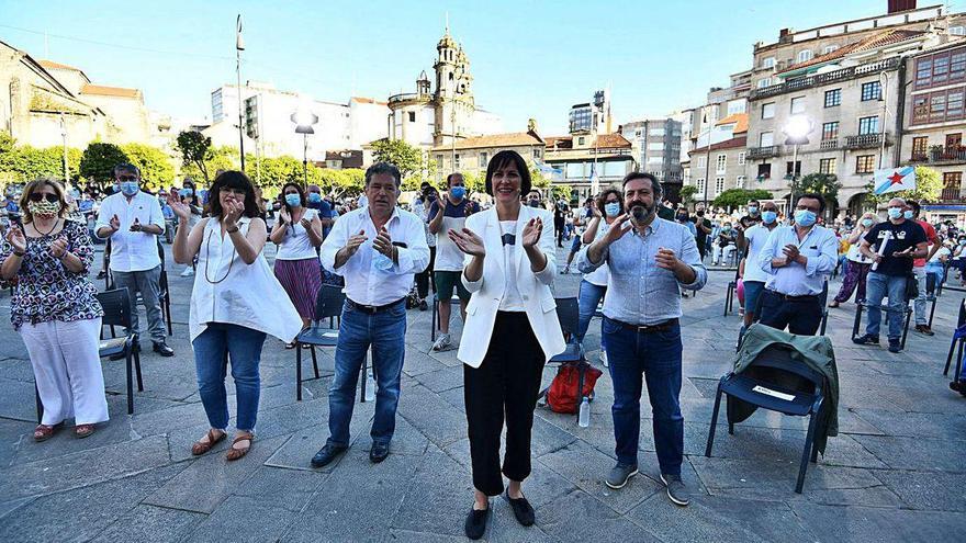 Ana Pontón, flanqueada por el alcalde y el candidato por Pontevedra, Luís Bará.