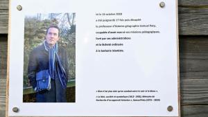 Una fotografía tomada el 16 de octubre de 2023 muestra una placa conmemorativa del maestro asesinado Samuel Paty (retrato) cerca de la escuela Bois dAulne en Conflans-Sainte-Honorine, en las afueras de París.