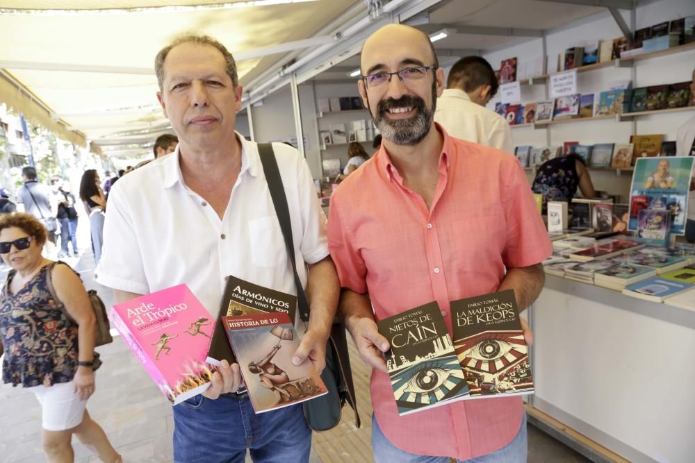 Ambiente del sábado en la Feria del Libro de Murcia