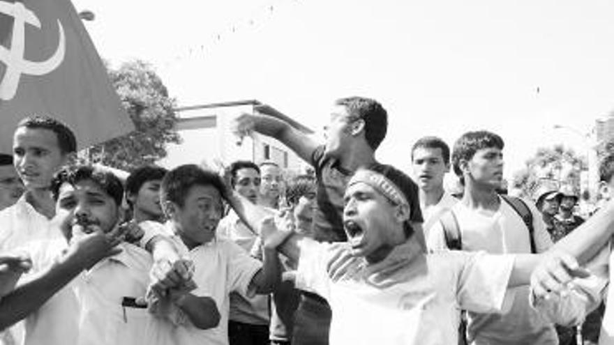 Manifestantes exigen la salida inmediata de palacio del depuesto rey.