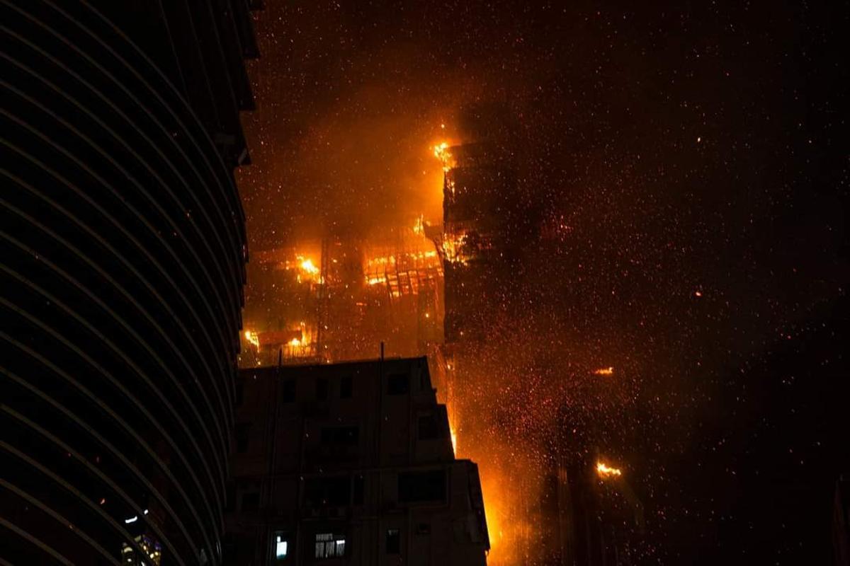 Espectacular incendi en un gratacel de Hong Kong