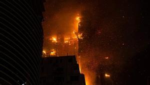 Incendio de un rascacielos en Hong Kong.