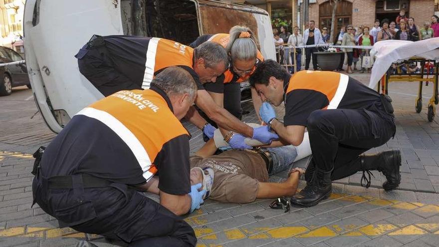 Voluntarios de Protección Civil reaniman a un herido en el simulacro.