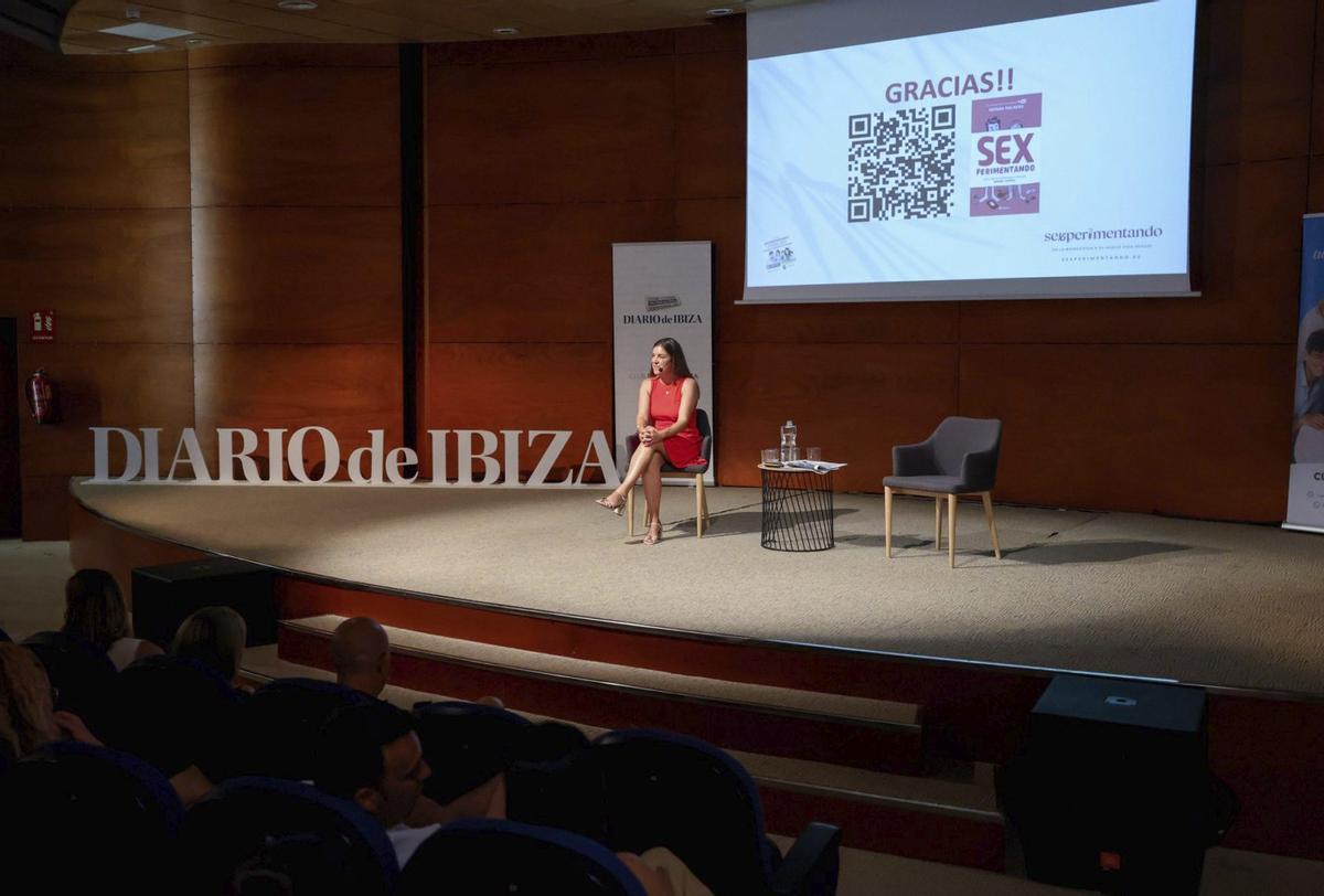 La sexóloga durante el turno de preguntas en la conferencia.