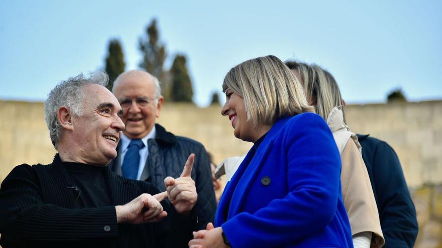 Ferran Adrià en el
 Teatro Romano de
Cartagena.  Urquízar