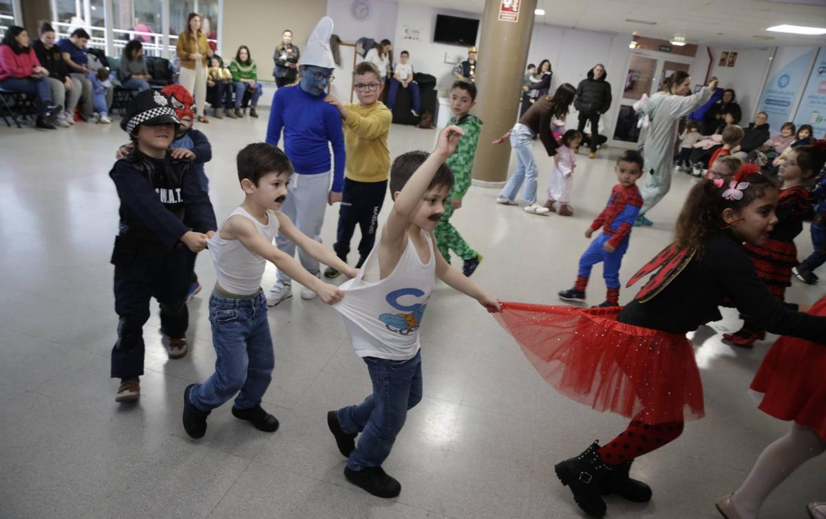 El Santa Olaya se sumerge en el espíritu carnavalero | JUAN PLAZA