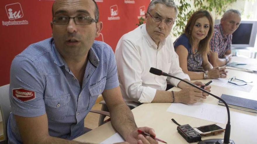 Por la izquierda, Damián Manzano, Manuel González Orviz, Ángela Vallina y Jaime Martínez Caliero, ayer.