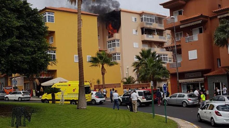 Un incendio obliga a desalojar un edificio en Candelaria