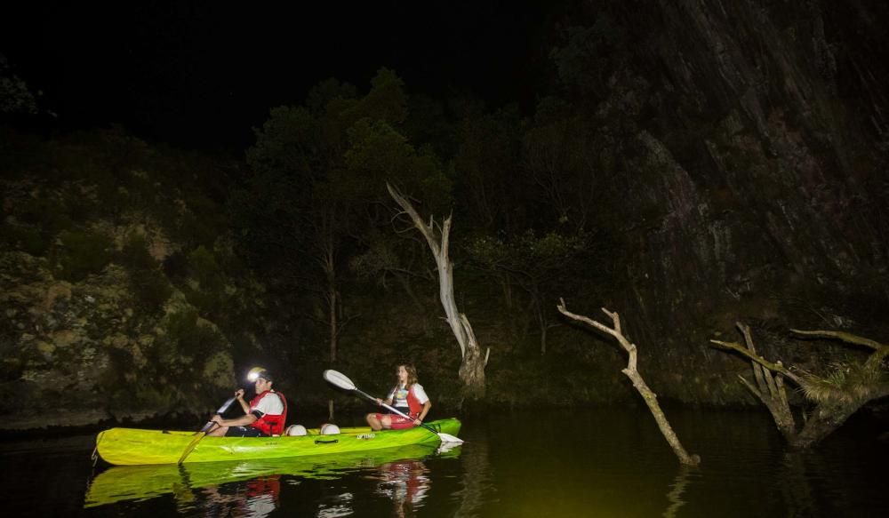 Recorrido fluvial nocturno en el Occidente surcando las aguas del río Navia y el Polea