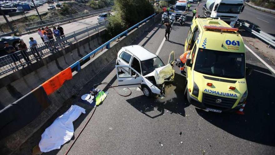 Estado en el que quedó el turismo tras la colisión en la que falleció un vecino de Atios (izq.). // Nick