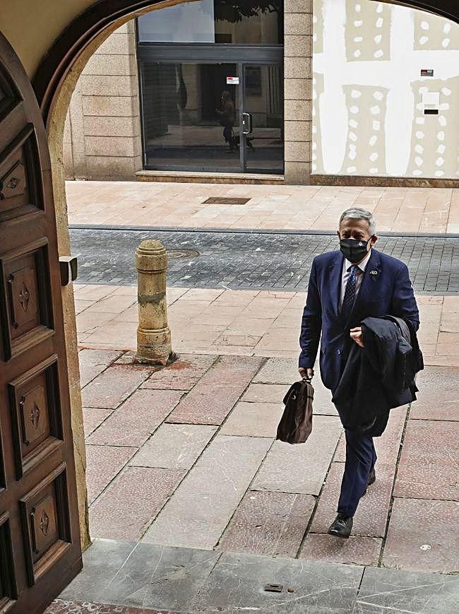 Santiago García Granda accede ayer al Rectorado