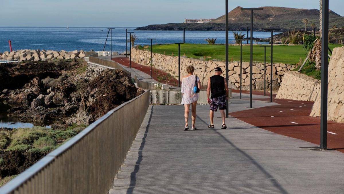 Paseo litoral de la Marina de San Miguel, ayer. | | E.D.