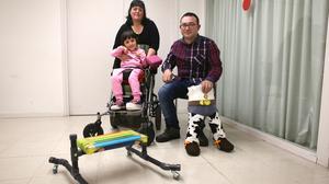 José Manuel li construeix aparells ortopèdics a la seva filla Rocío, amb problemes de mobilitat.