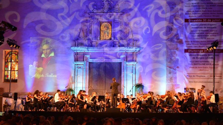 La Joven Orquesta Sinfónica de Burgos durante el Festival d´Estiu Torreblanca 2016.