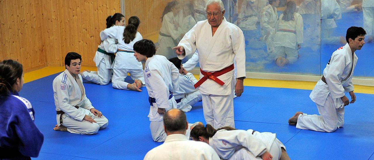 Shu Taira, en el centro del tatami del gimnasio Takeda, durante una clase de judo. |