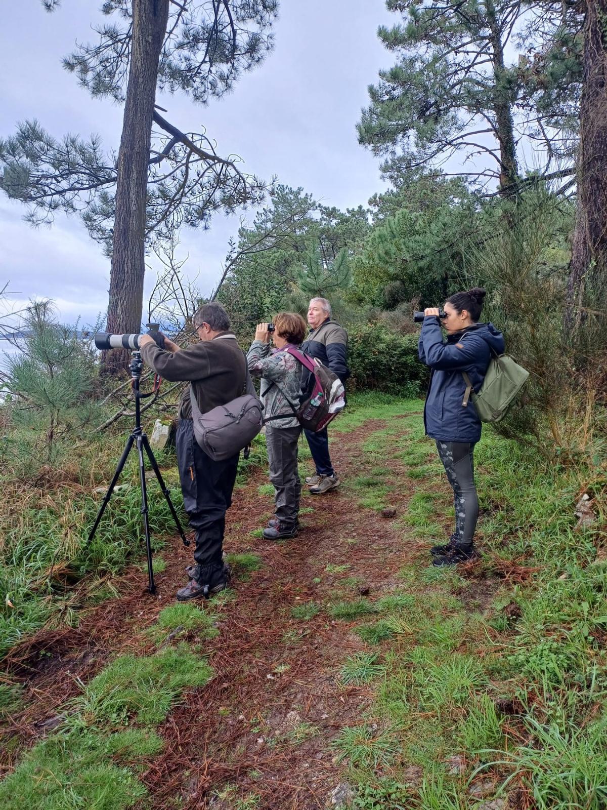 Asistentes a la visita guiada a la isla de Cortegada para disfrutar de su flora y su fauna.