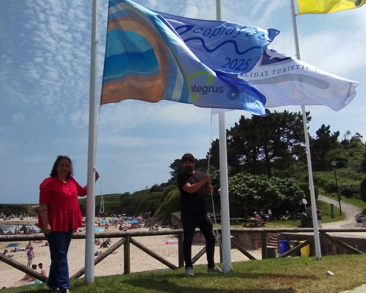 Priscila Alonso y Enrique Riestra izan las banderas en Toró.