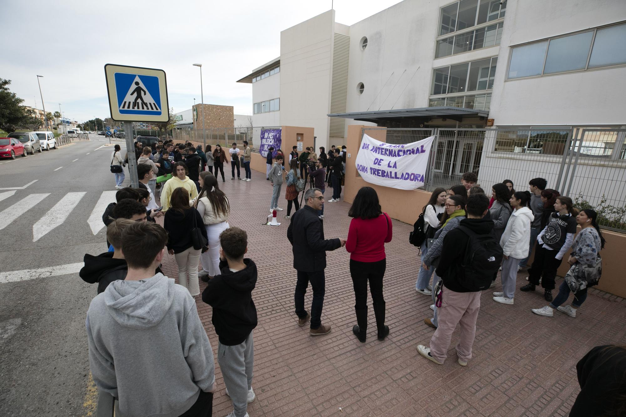 Alumnos y familias del instituto Xarc de Ibiza claman contra Educación por el mal estado del centro