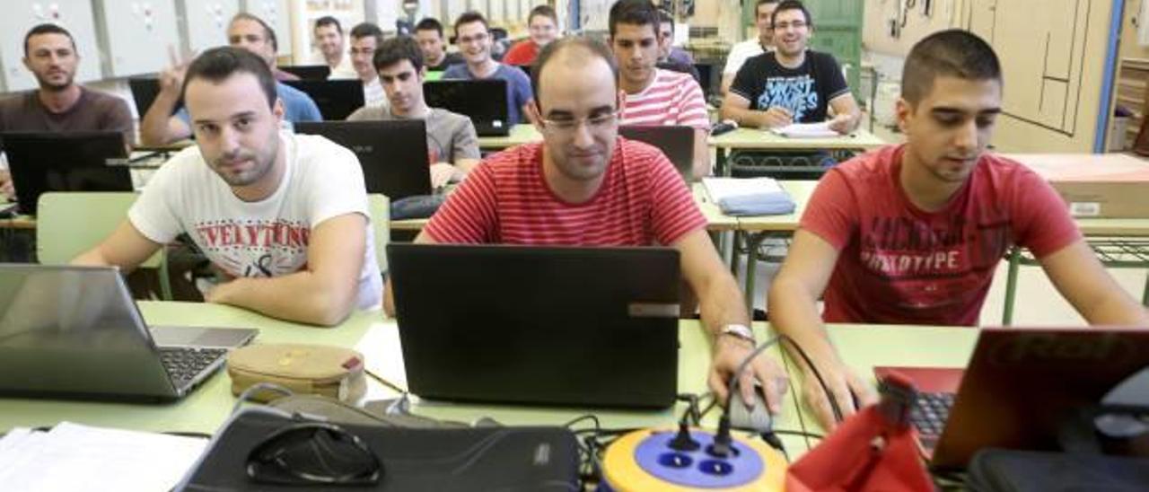 Más de 20.000 jóvenes vuelven a las aulas por falta de trabajo