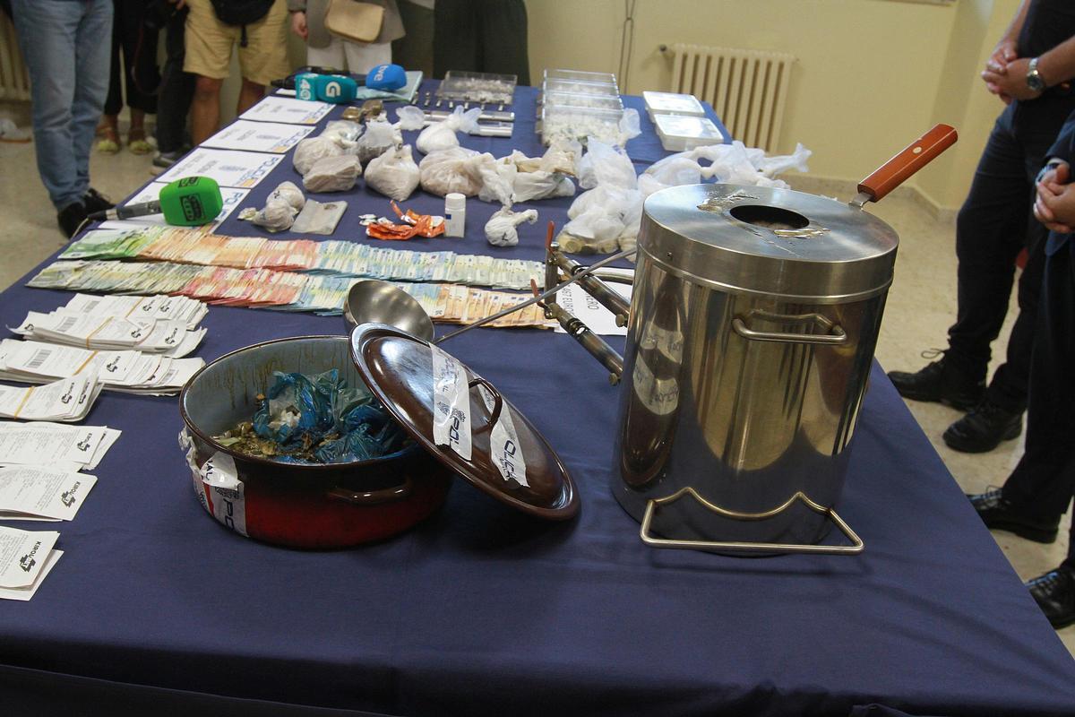 Ollas, aún con restos de estupefaciente, para quemar droga y borrar pruebas.