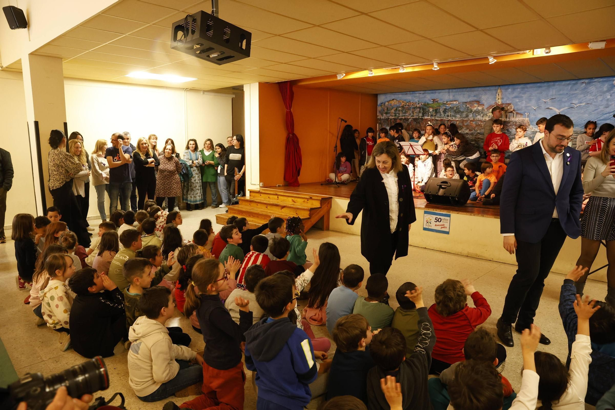 La visita de Adrián Barbón al colegio Lloréu, en Gijón