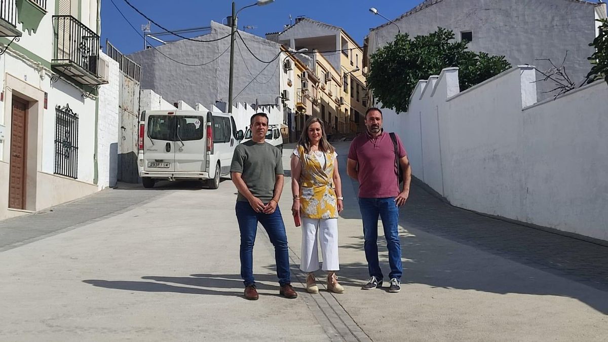 La alcaldesa, en su visita a la calle Don Víctor de Baena.