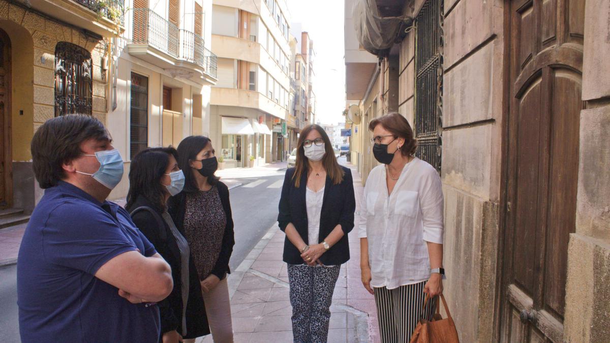 Momento de la visita al inmueble de la directora general de Patrimonio, junto a los responsables municipales.