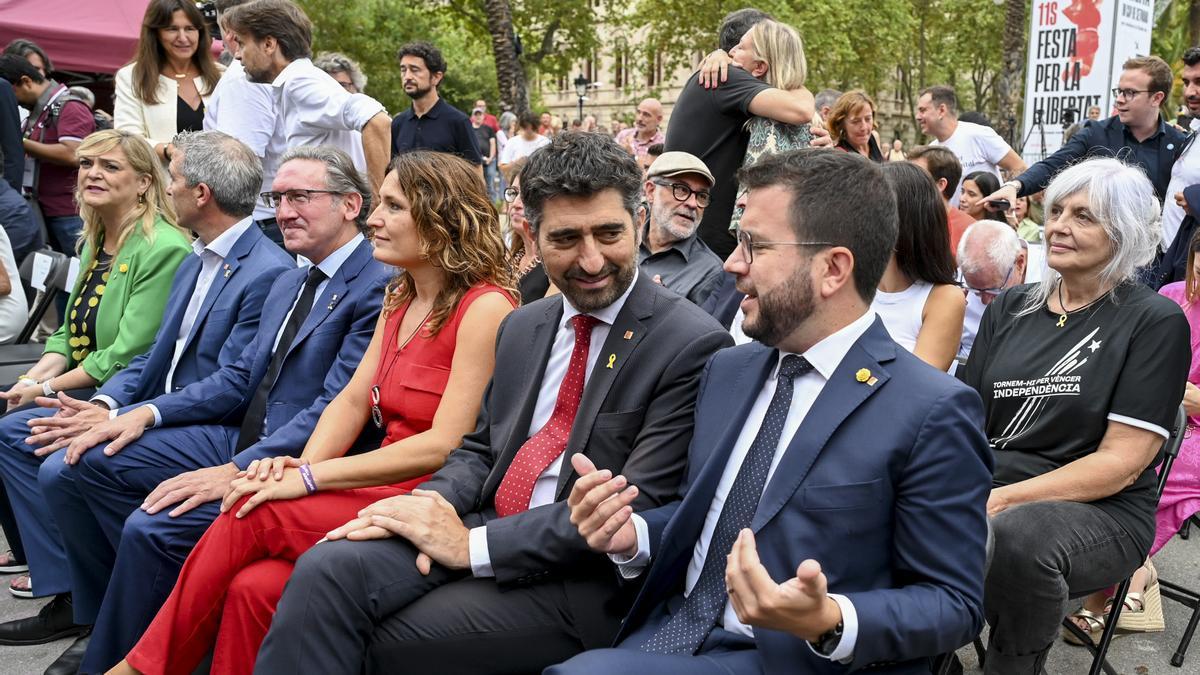 El 'president' Pere Aragonès, el vicepresidente cesado Jordi Puigneró, y algunos de los 'consellers' de la Generalitat, durante la Diada de 2022.