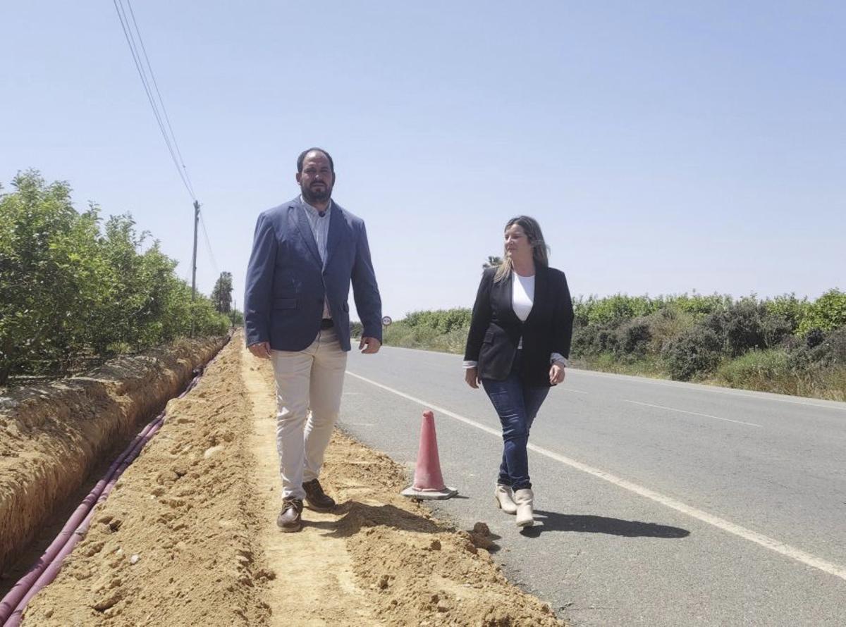 Mario Pérez Cervera y María José Díaz Aragón, en las obras. | AYTO. LOS ALCÁZARES / E.P.
