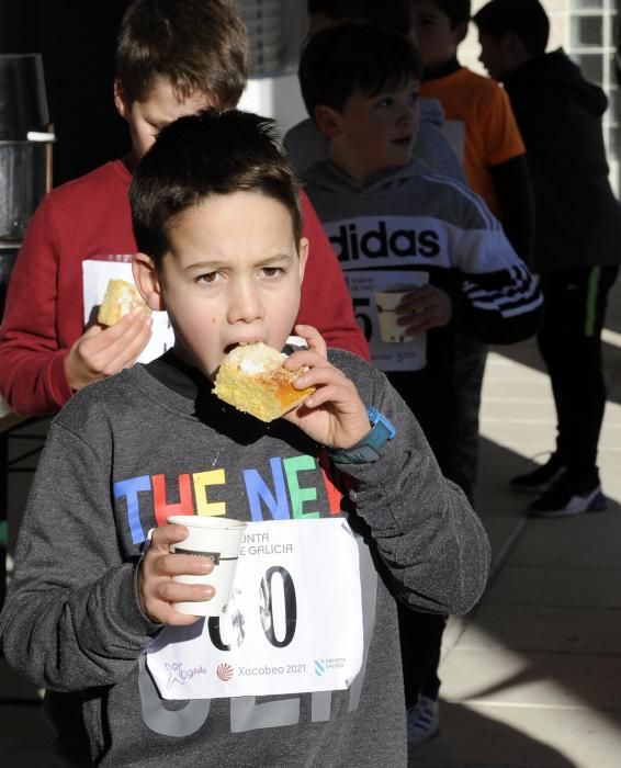 Las niñas y niños participantes, durante la carrera.