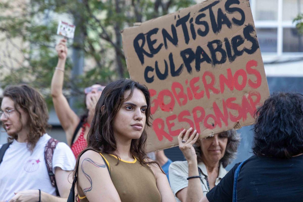 El desahucio de Maricarmen provoca una segunda protesta por el derecho a la vivienda en Alicante