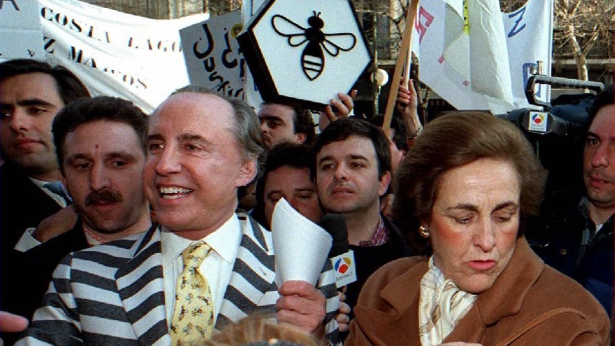 Teresa Rivero junto a su marido, el ya fallecido ex presidente de Rumasa, vestido con traje de presidiario.
